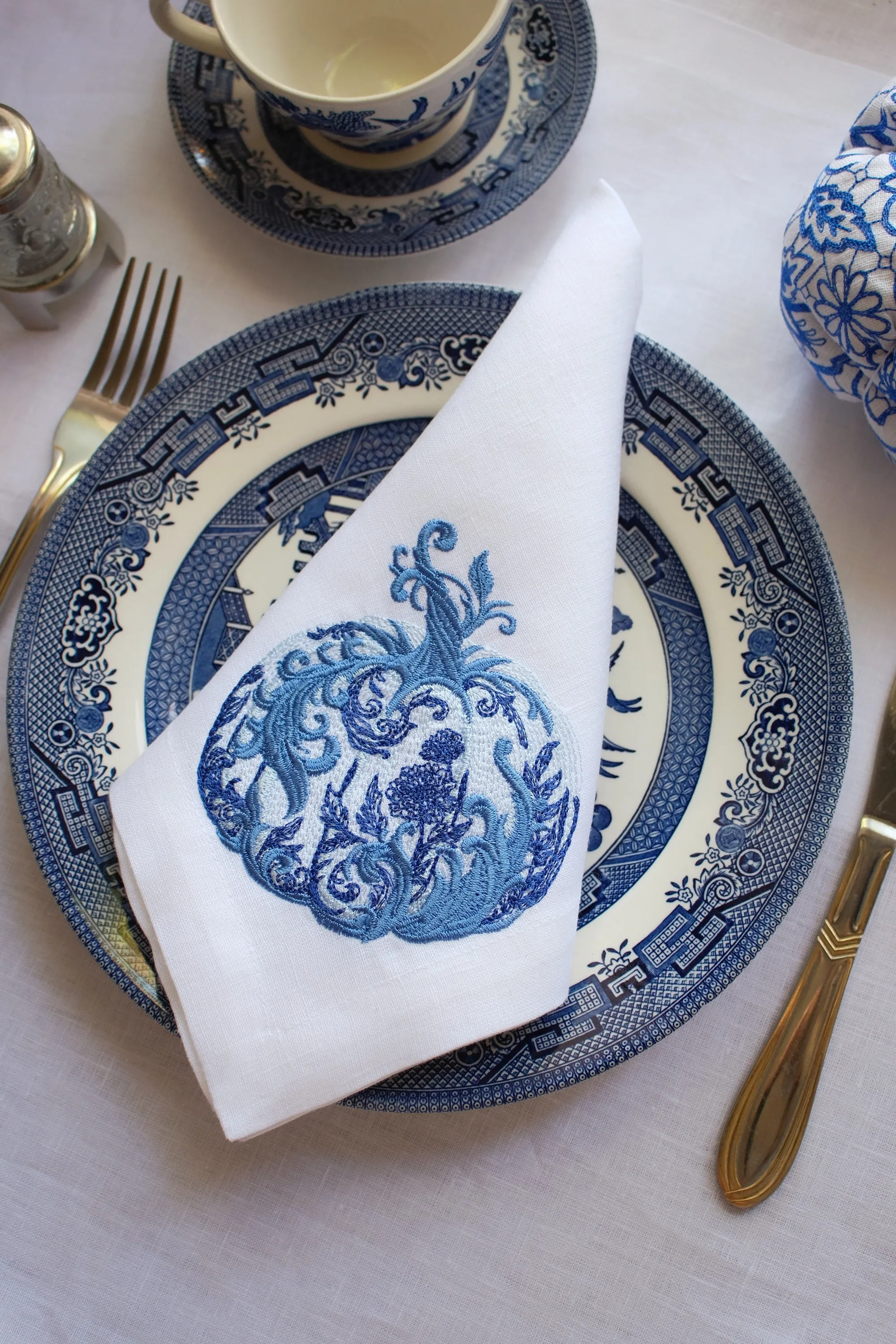 #095 | Blue Chinoiserie Chic Pumpkin | Linen napkins