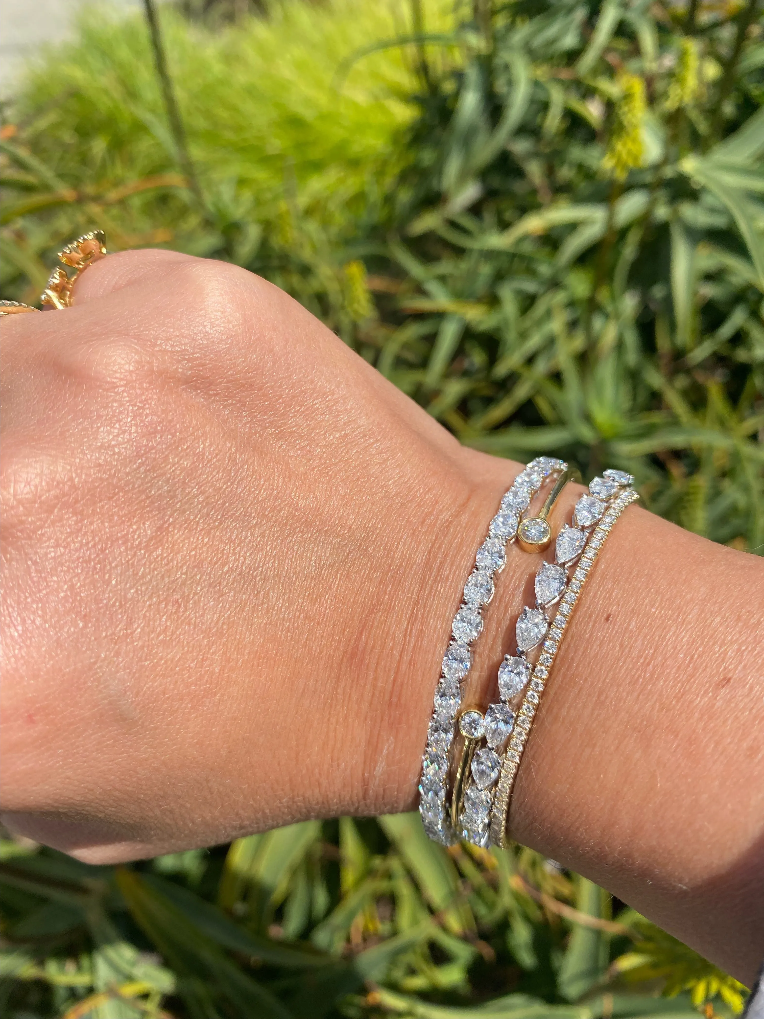 14K White Gold Flexible Oval Diamond Bangle (3ctw)