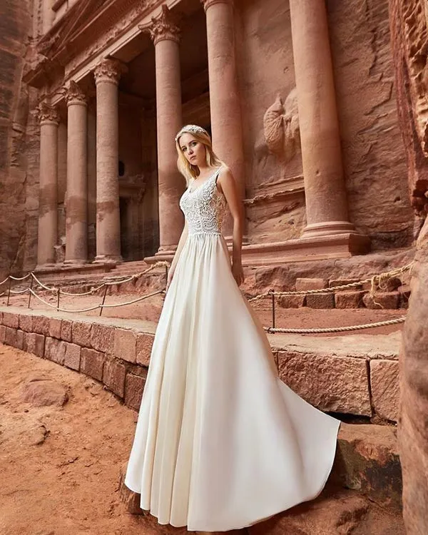 2018 Elegant Lace Wedding Dresses Scoop Delicate Satin A-line Wedding Gowns Stylish