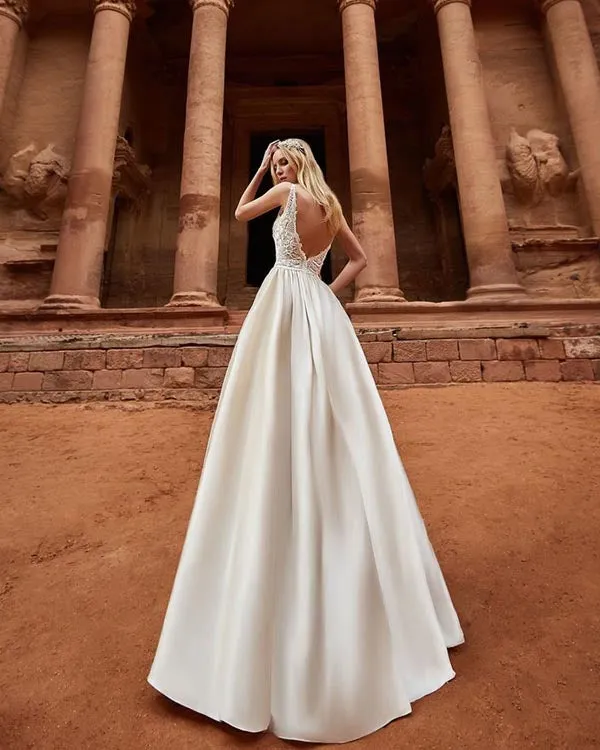 2018 Elegant Lace Wedding Dresses Scoop Delicate Satin A-line Wedding Gowns Stylish