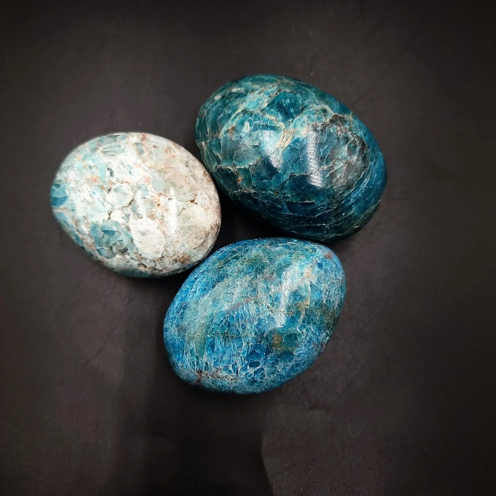 Blue Apatite Palm Stone Gallet