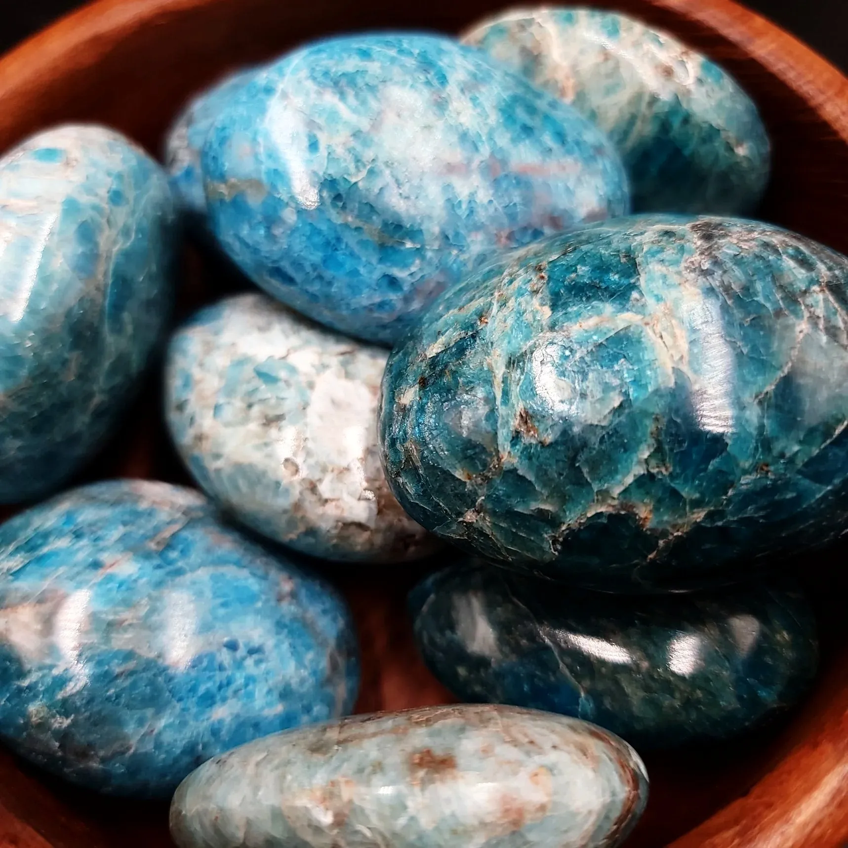 Blue Apatite Palm Stone Gallet