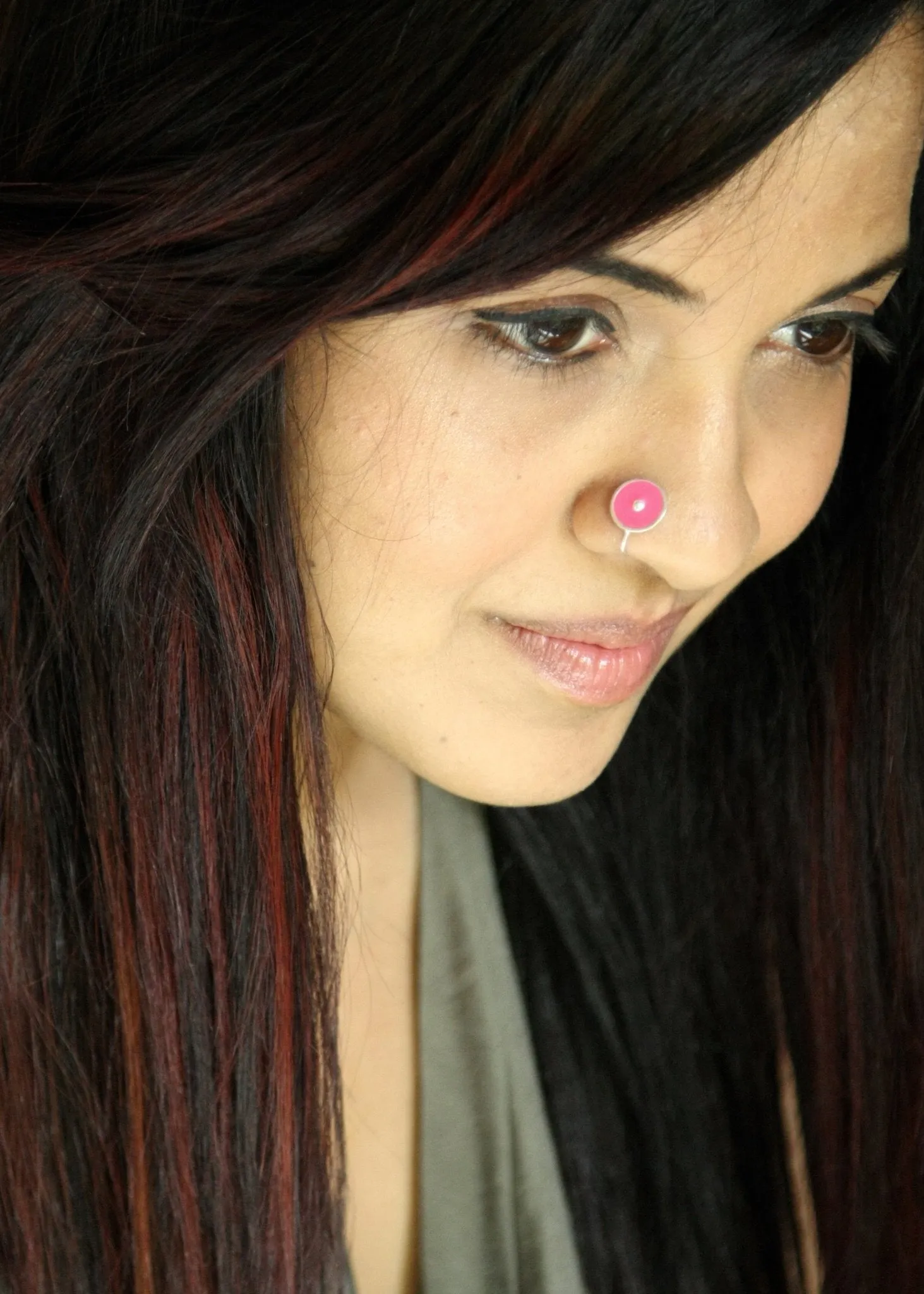 Chic, round fuchsia pink enamel nose pin