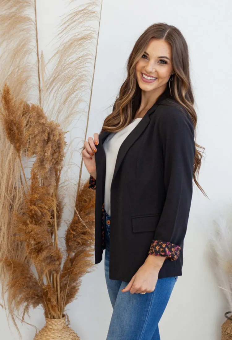 Chic Scarlett Blazer in Black