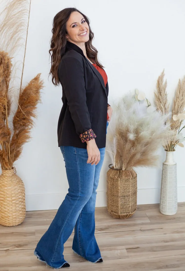 Chic Scarlett Blazer in Black