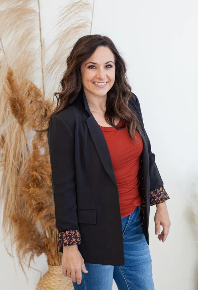 Chic Scarlett Blazer in Black