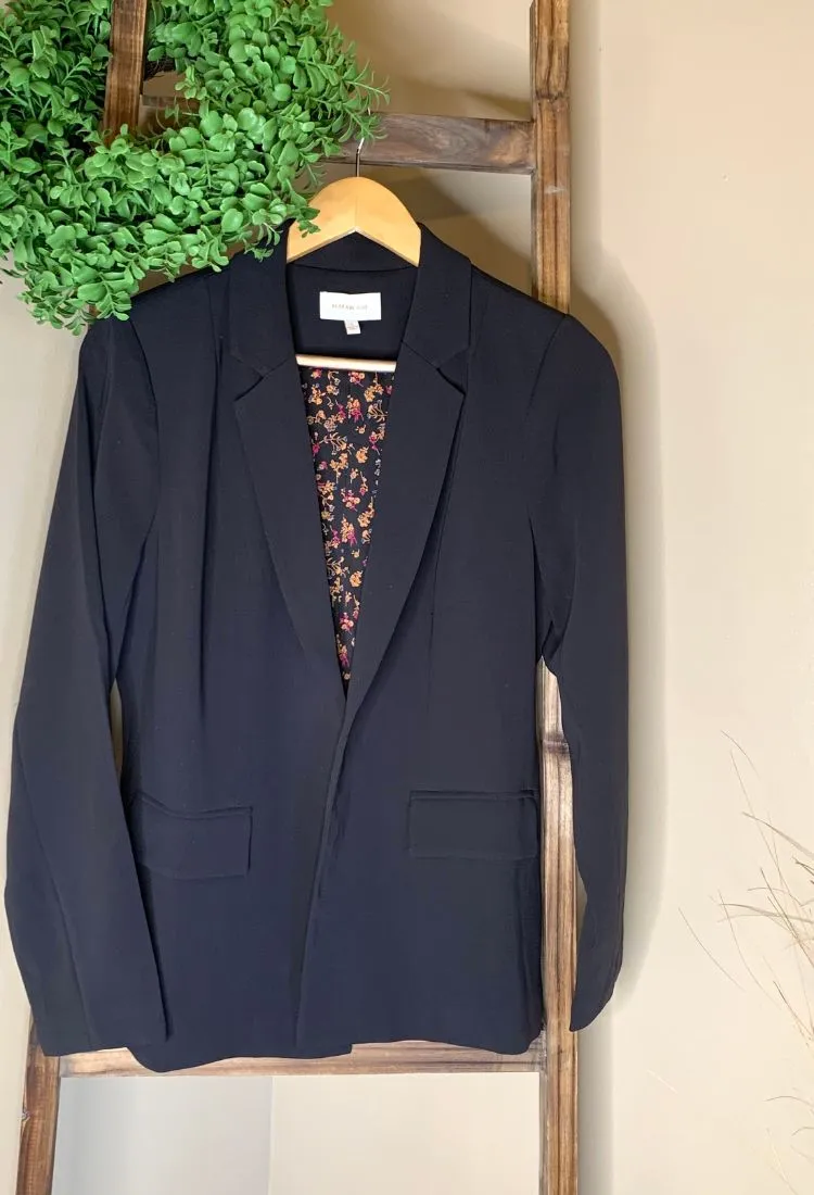 Chic Scarlett Blazer in Black
