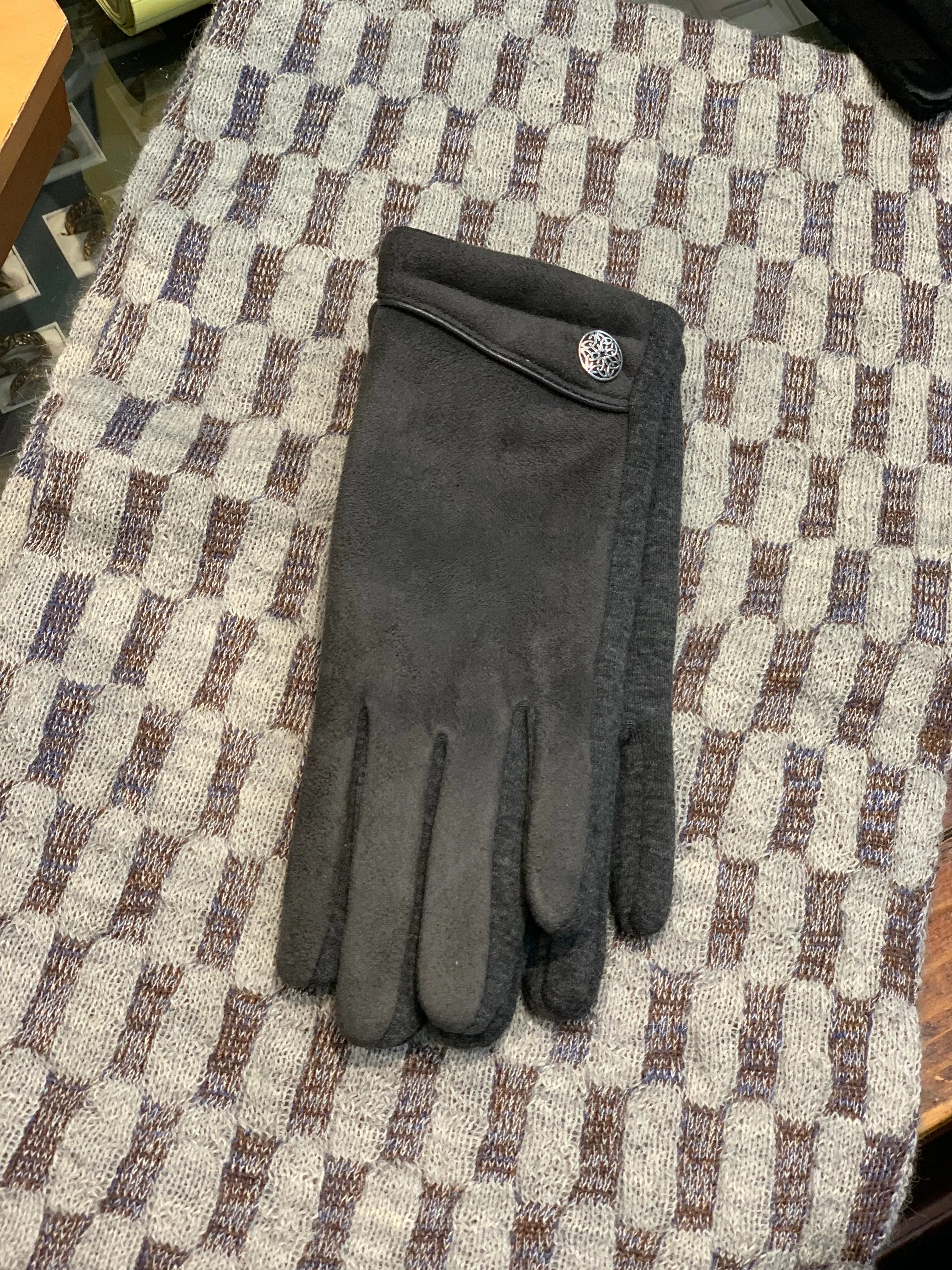 Ladies Suede Gloves with Celtic Knot