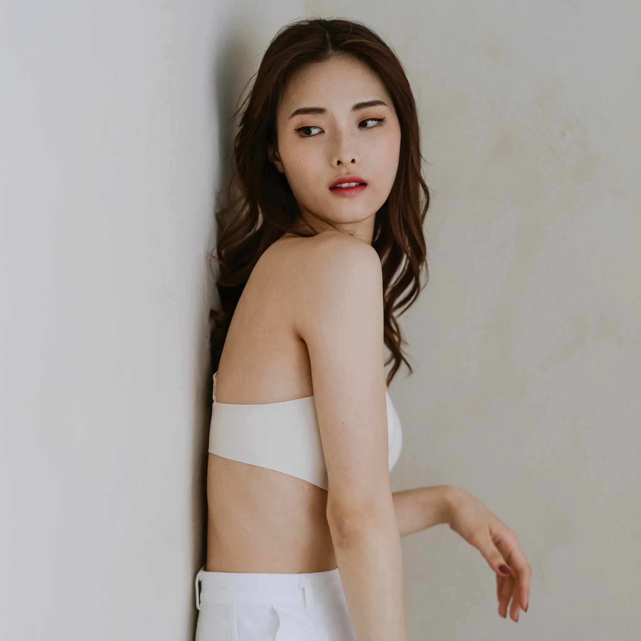 Minimalist Chic! Lightly-Lined Seamless Strapless Wireless Bra in Meringue
