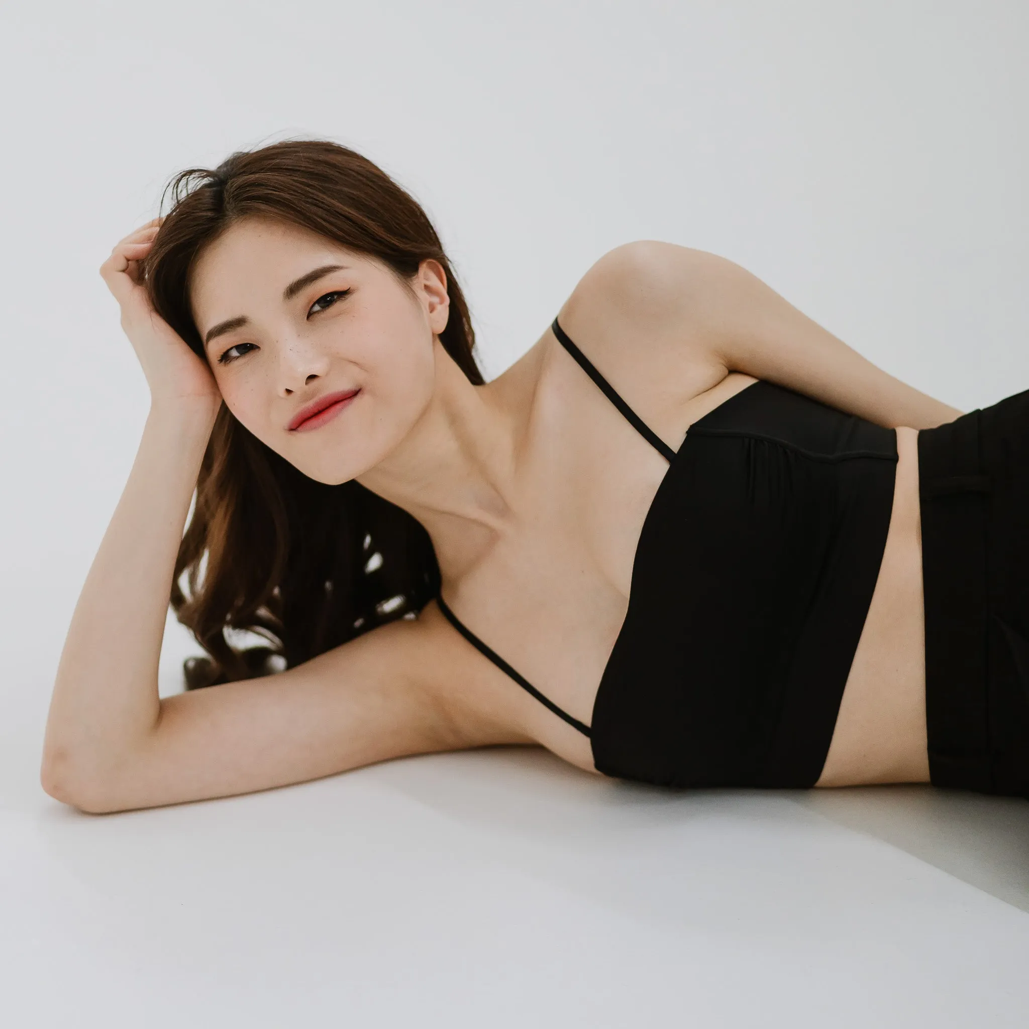 Minimalist Chic! Ruched Lightly-Lined Seamless Midi Strapless Wireless Bra in Black