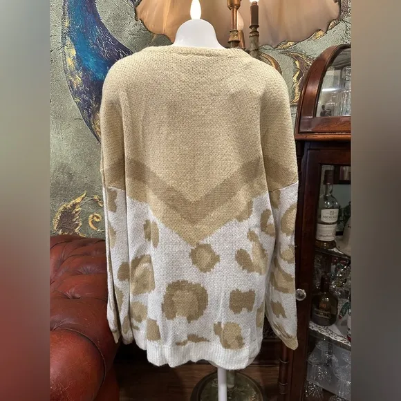 NWT Stylish Beige and White ANIMAL PRINT Women's Sweater