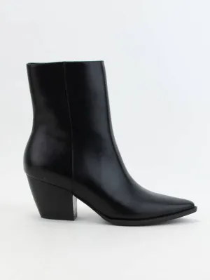 POINTED TOE ARISA ANKLE BOOTS